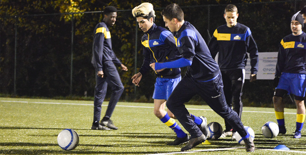 jonge vluchtelingen spelen voetbal in Kraainem